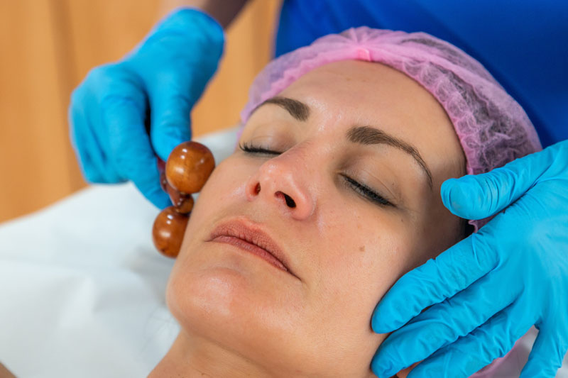 rostro de mujer recibiendo tratamiento de maderoterapia facial en Clínica Médico Estética Isabel Aragón