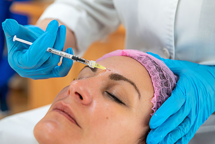 Modulador de mirada_ Rostro de mujer recibiendo tratamiento de rejuvenecimiento facial en Clínica Médico Estética Isabel Aragón