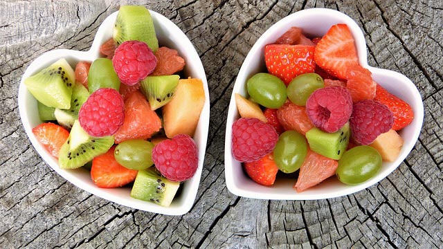 dos cuencos con frutas variadas 100% natural