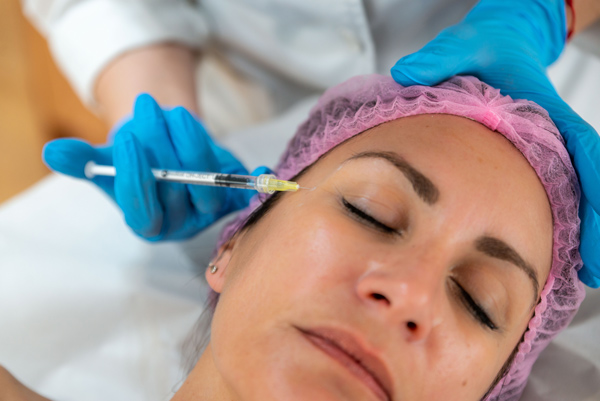 rostro de mujer recibiendo tratamiento autólogo en Clínica Médico Estética