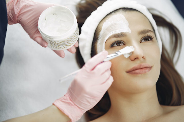 higiene-facial rostro de mujer recibiendo sesión de limpieza de cutis en Clínica Médico Estética Isabel Aragón