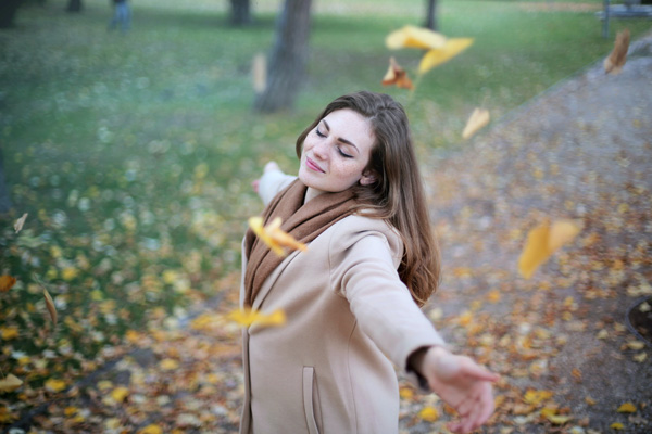 mujer feliz en un parque