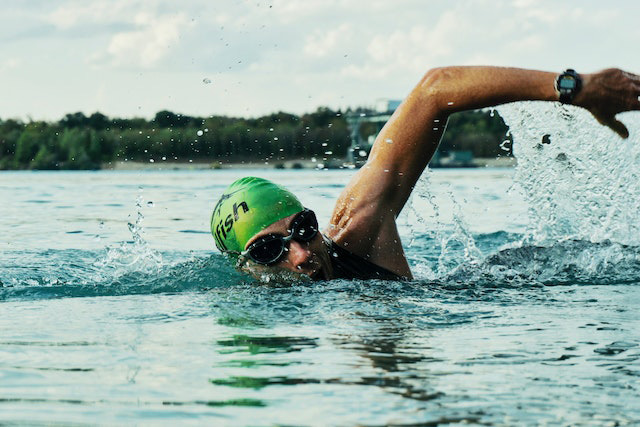 hombre deportista nadando en el mar