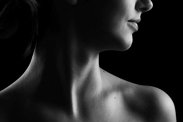cuello de mujer, imagen en blanco y negro