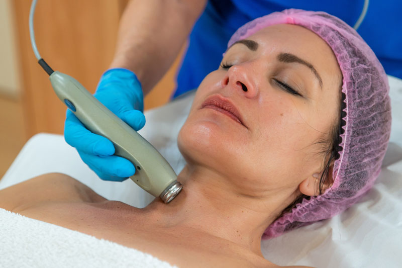 Hidratación-en-mesoterapia-facial mujer sobre camilla recibiendo tratamiento de hidratación en mesoterapia facial