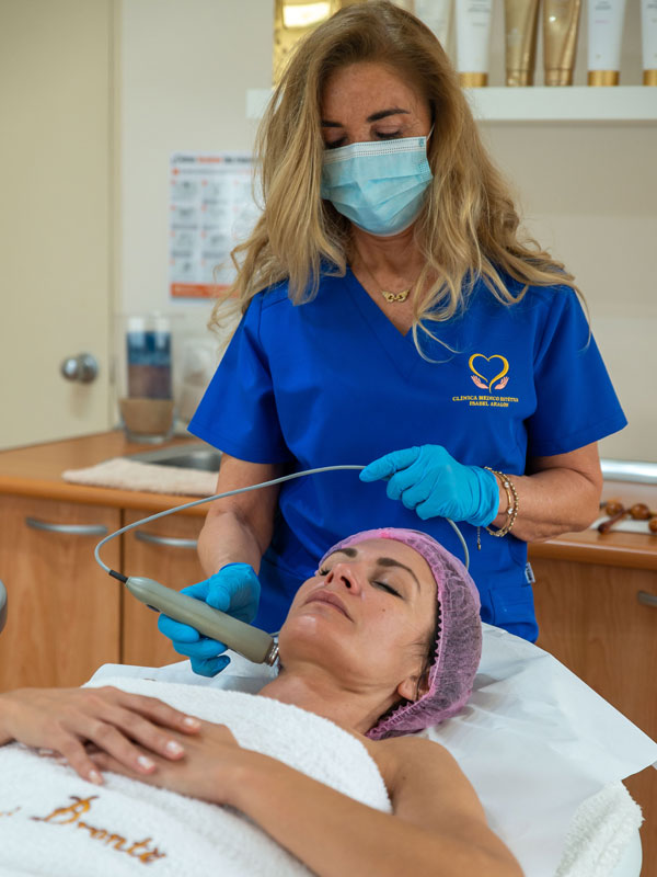 mujer tumbada sobre camilla recibiendo tratamiento de mesoterapia virtual en Clínica Médico Estética Isabel Aragón