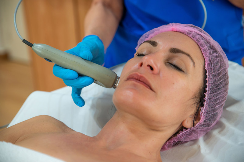 rostro de mujer recibiendo sesión de mesovit en Clínica Médico Estética Isabel Aragón